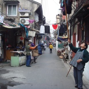 Контрасты в Китае поражают. Шанхай, вблизи Вайтань, 2010 г.